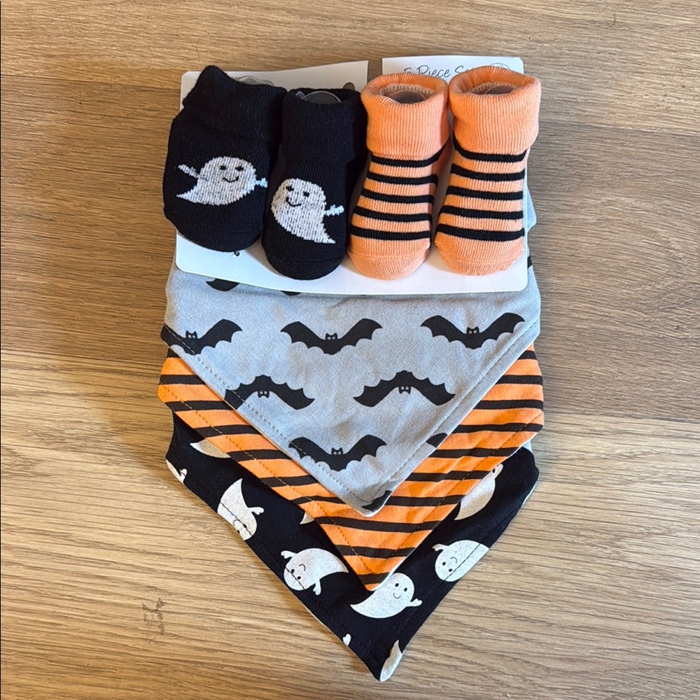 Hudson Baby Halloween Baby Socks and Bib Set NEW!